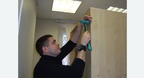 Разборка и сборка мебели в офисе. Боровая